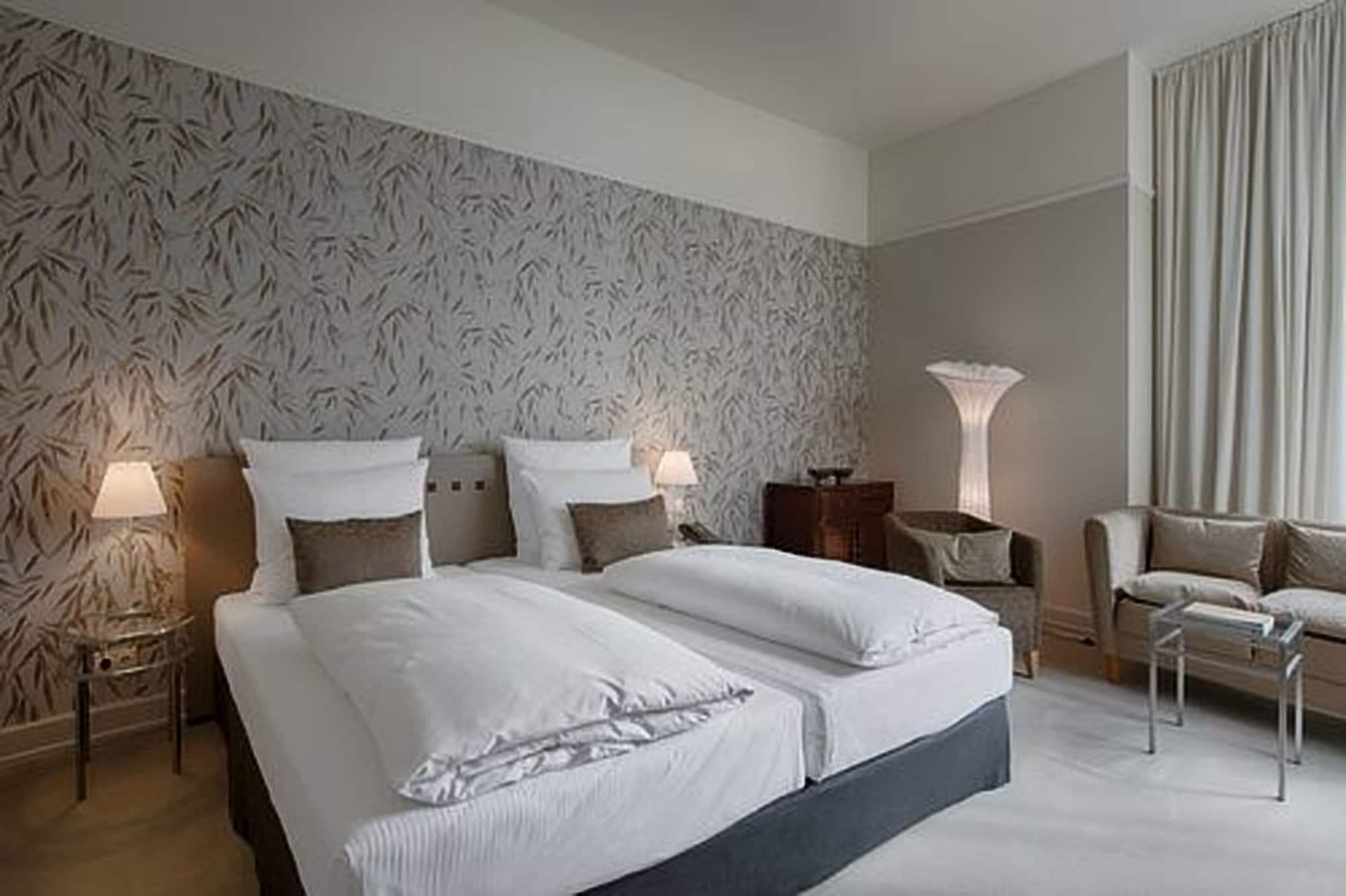 Privathotel Lindtner Hamburg Exterior photo A room at the Hotel Axelmannstein