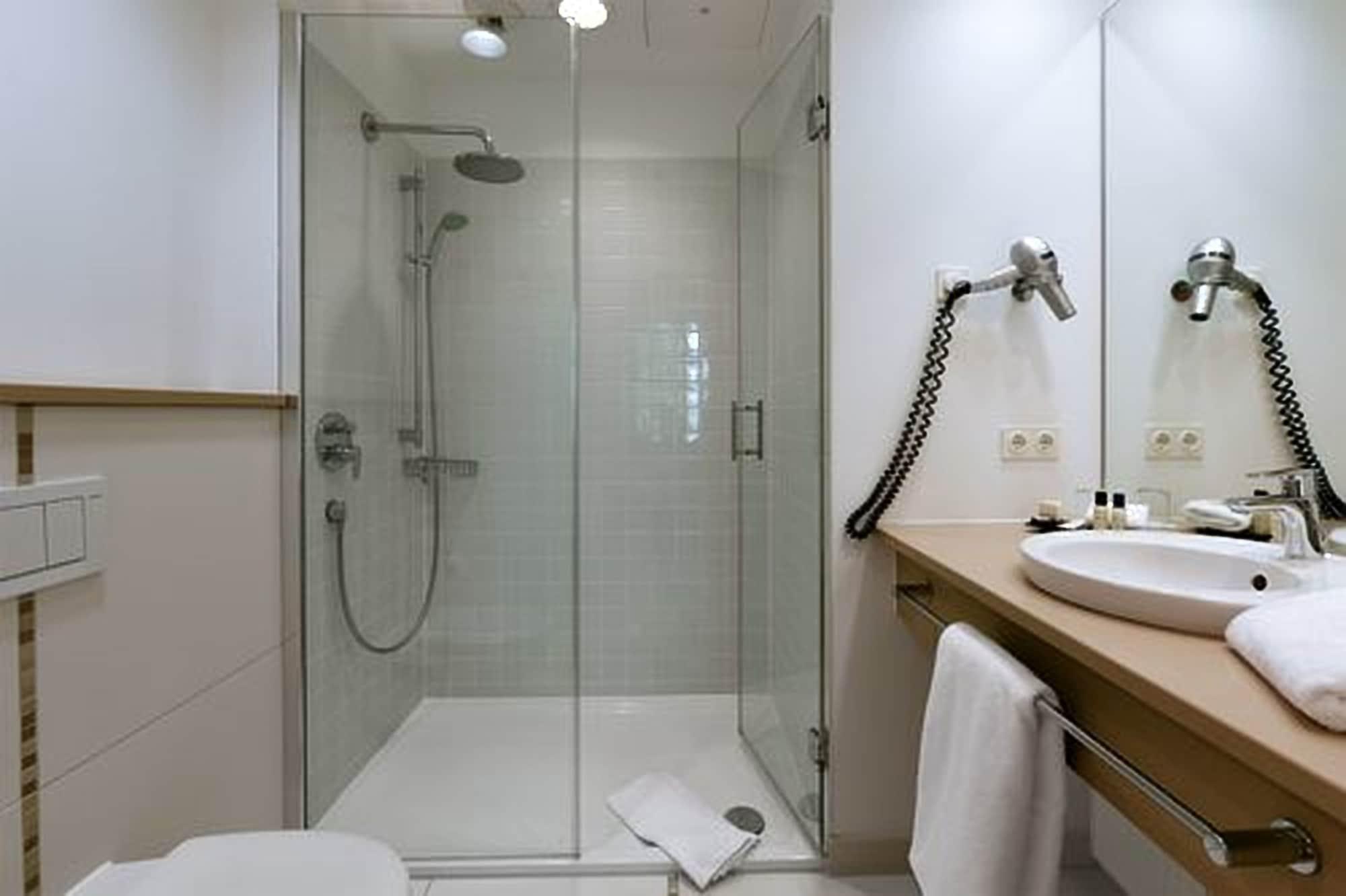 Privathotel Lindtner Hamburg Exterior photo A shower cubicle