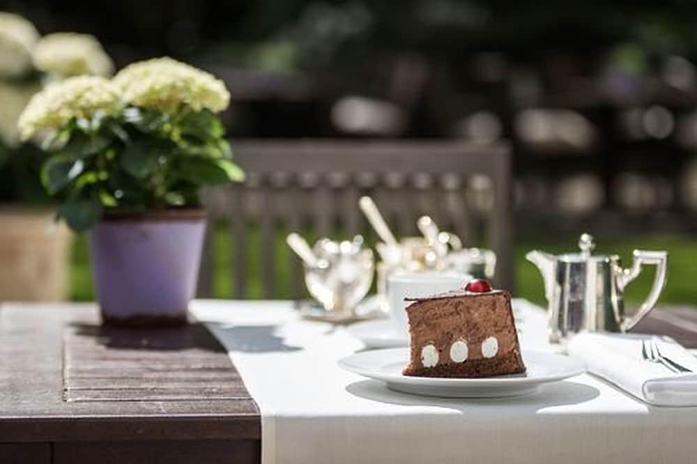 Privathotel Lindtner Hamburg Exterior photo A Black Forest gâteau