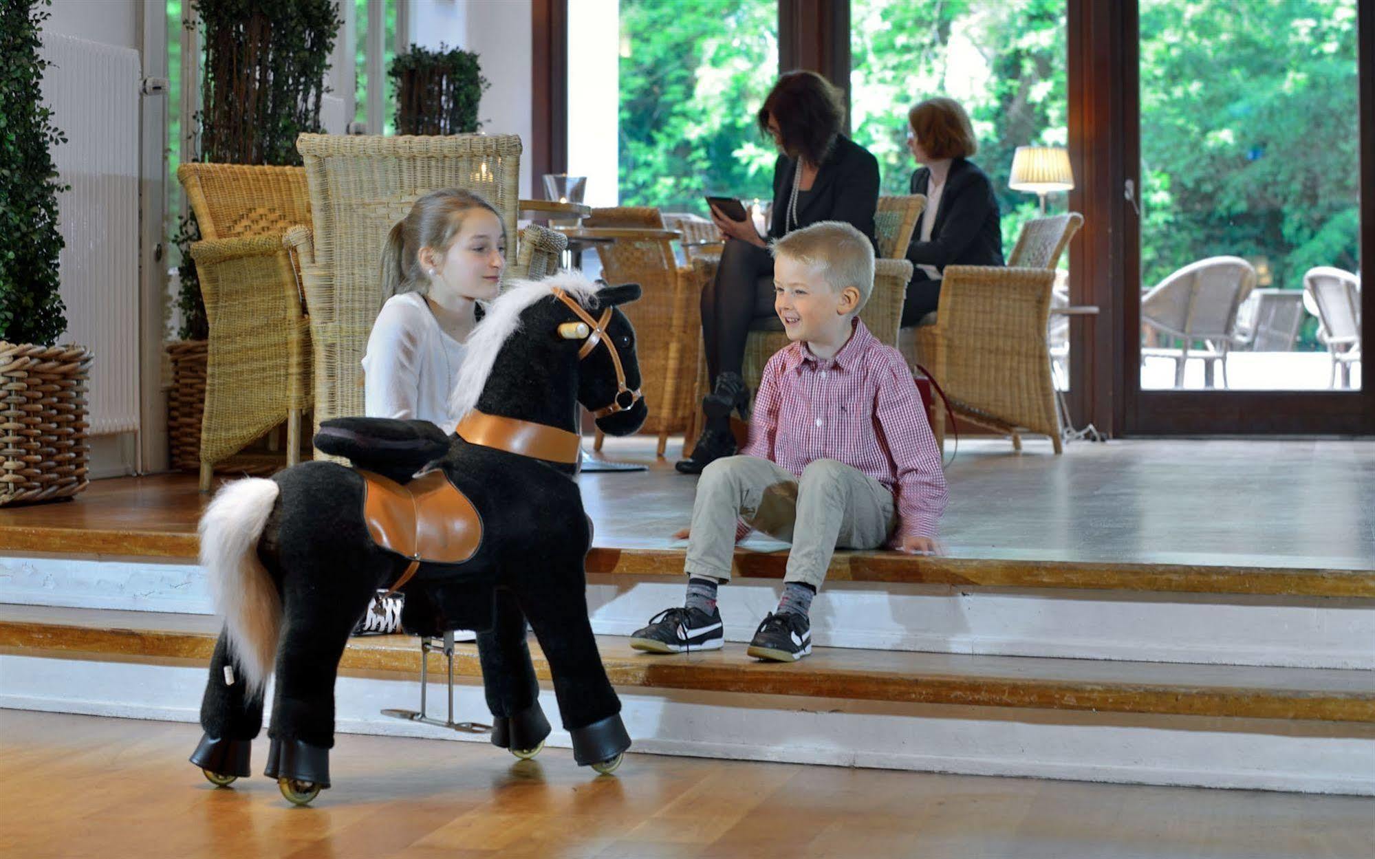 Privathotel Lindtner Hamburg Exterior photo A child riding a ponycycle