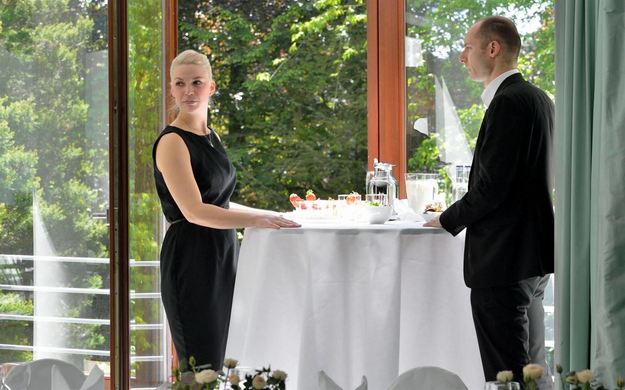 Privathotel Lindtner Hamburg Exterior photo A restaurant hostess and a restaurant manager
