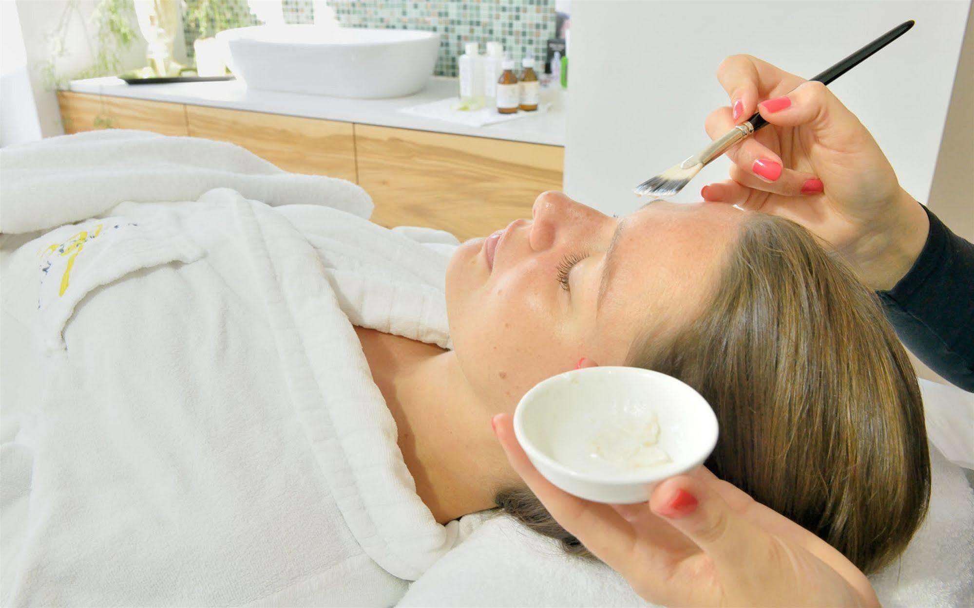Privathotel Lindtner Hamburg Exterior photo A woman receiving a facial