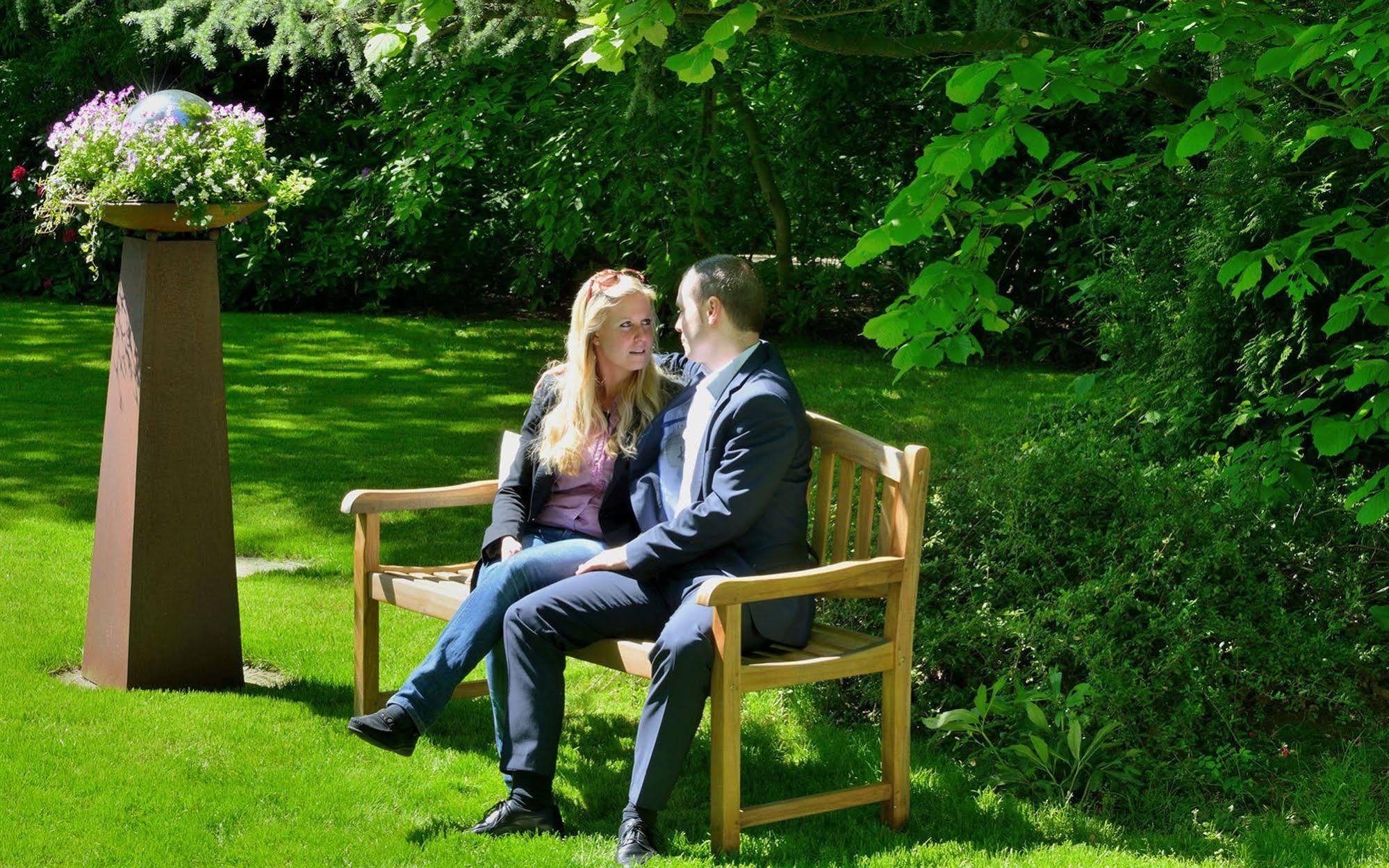 Privathotel Lindtner Hamburg Exterior photo A couple sitting on a bench