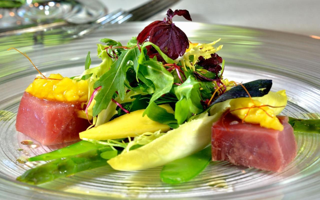Privathotel Lindtner Hamburg Exterior photo A salad with tuna