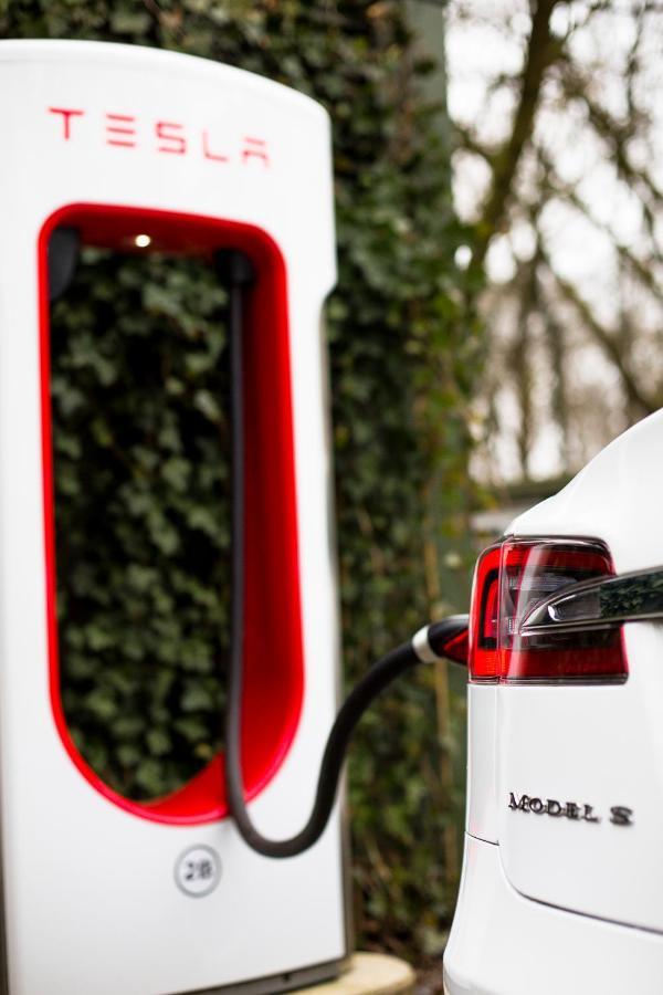 Privathotel Lindtner Hamburg Exterior photo Tesla Supercharger